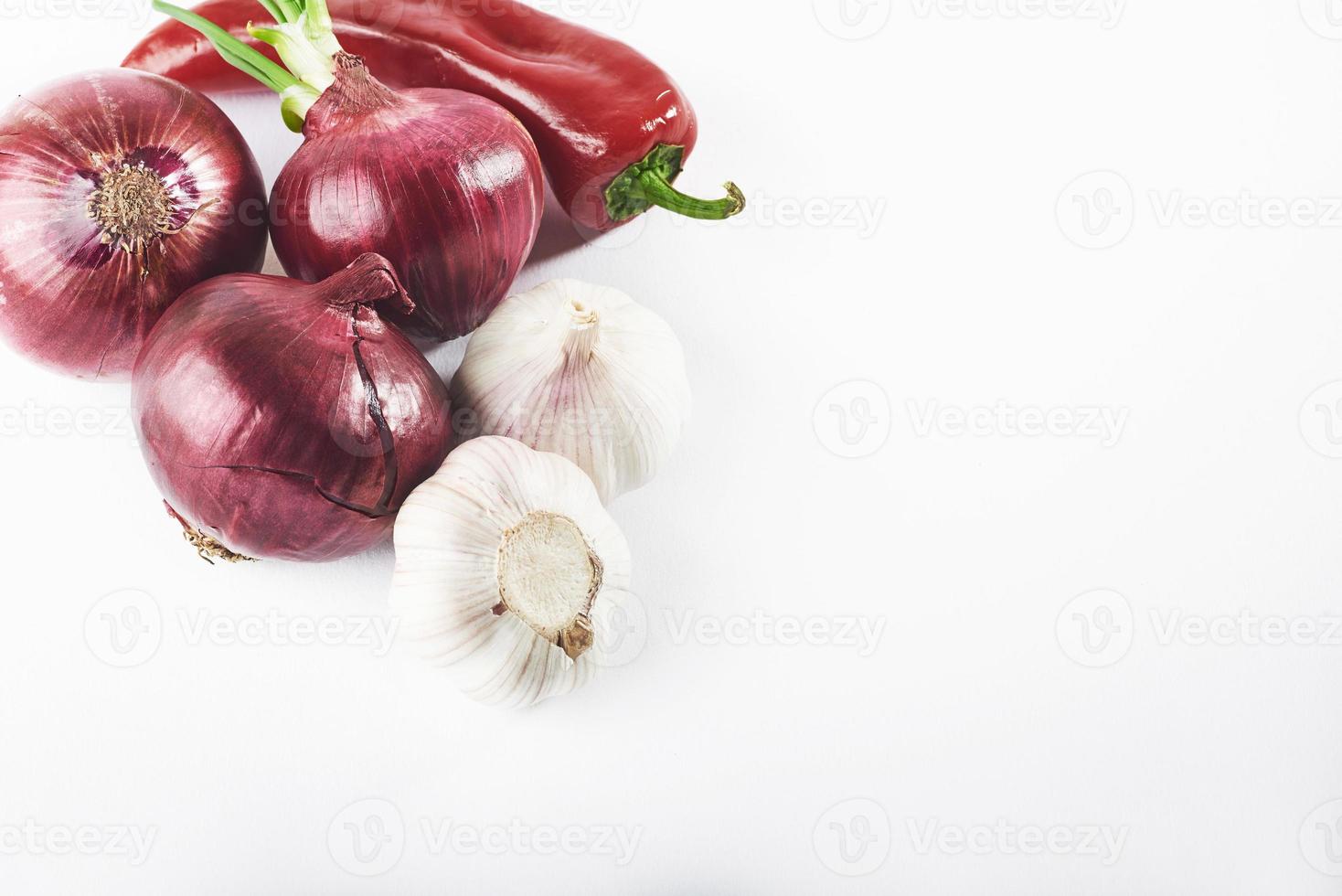 cebolla azul ajo y pimiento rojo picante aislado sobre fondo blanco foto