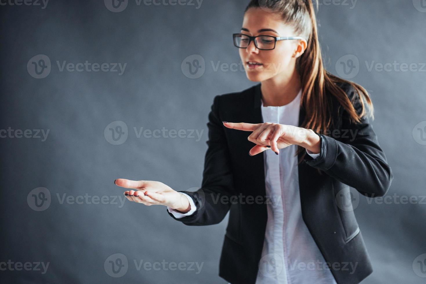 mujer mostrando la palma de la mano abierta con espacio de copia para producto o texto foto