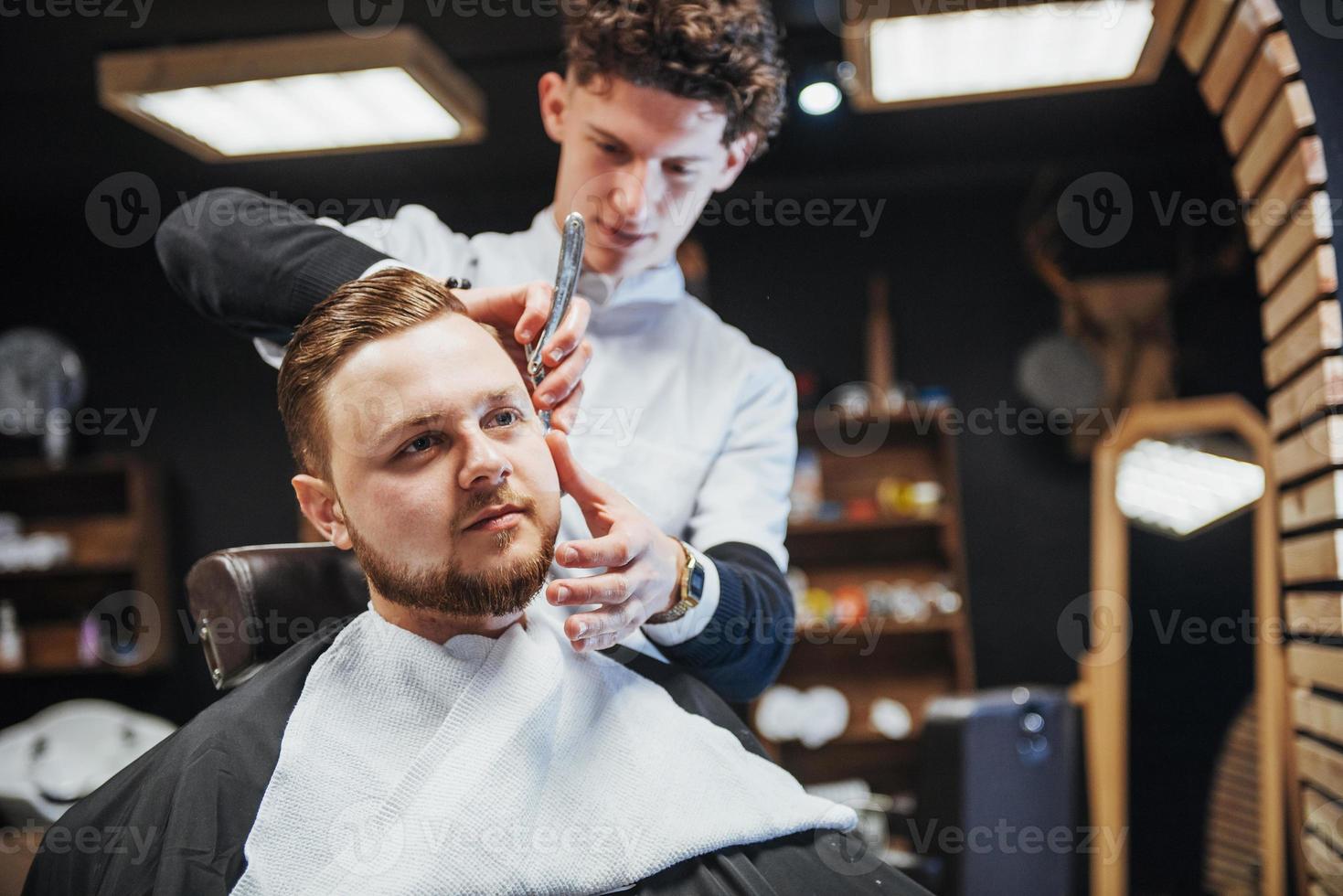 peluquería y corte de pelo masculino en una peluquería o peluquería. foto