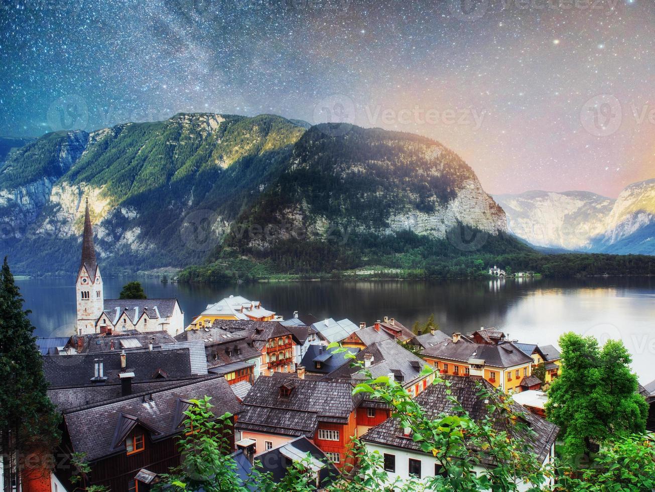 vista panorámica escénica del famoso pueblo de montaña en los alpes austriacos. fantástica vía láctea. Hallstatt. Austria foto