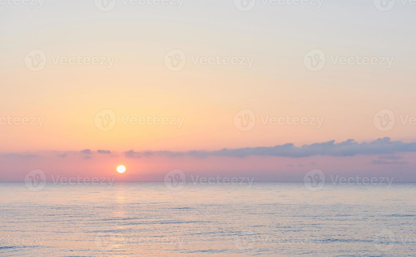 Cielo rosa. puesta de sol espectacular y cielo del amanecer foto