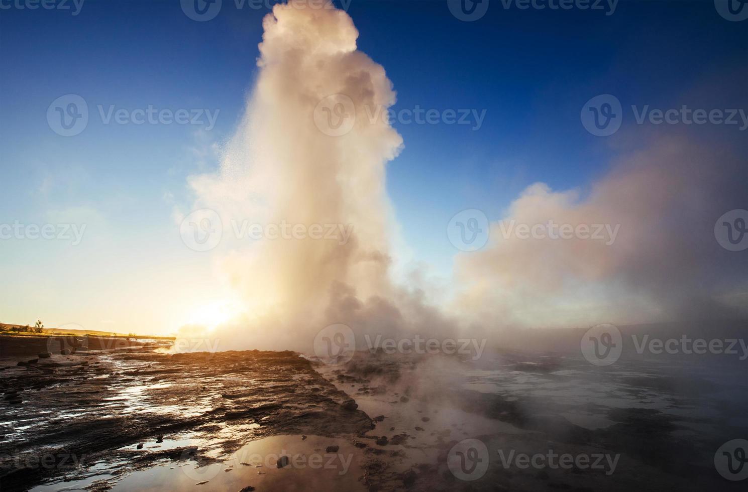 geysers in Iceland. Fantastic kolory.Turysty watch the beauty of the world photo