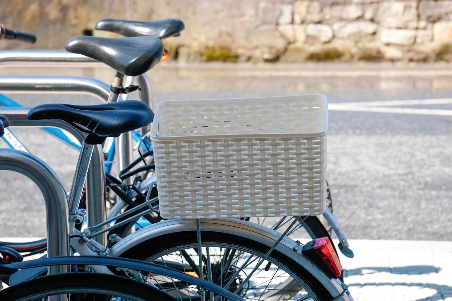 bicicleta en la calle, modo de transporte en la ciudad foto