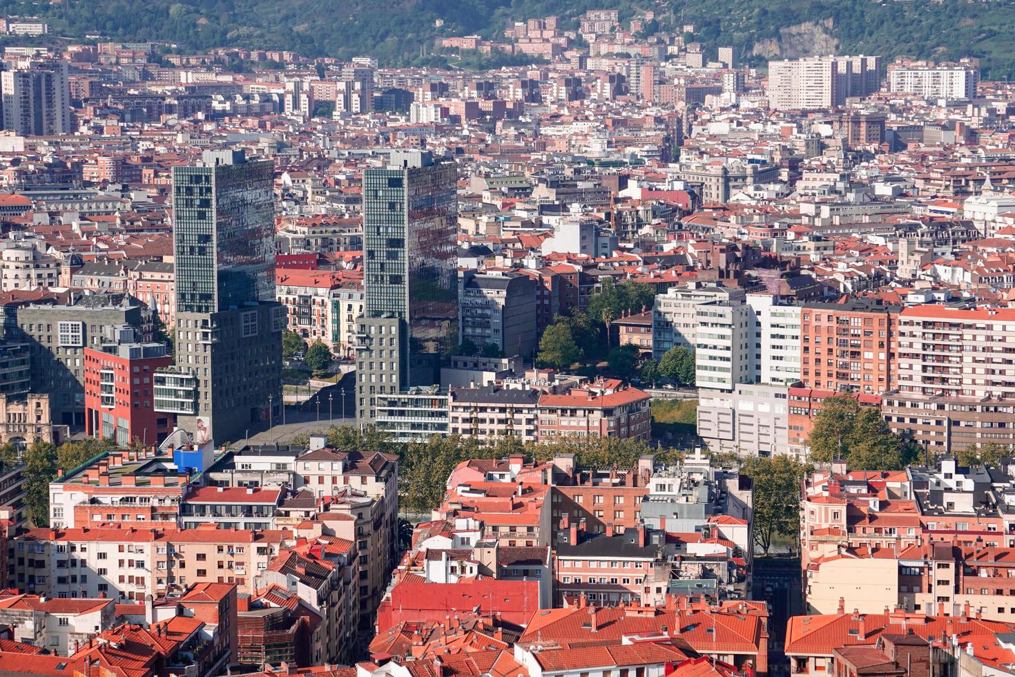 paisaje urbano de la ciudad de bilbao, españa foto