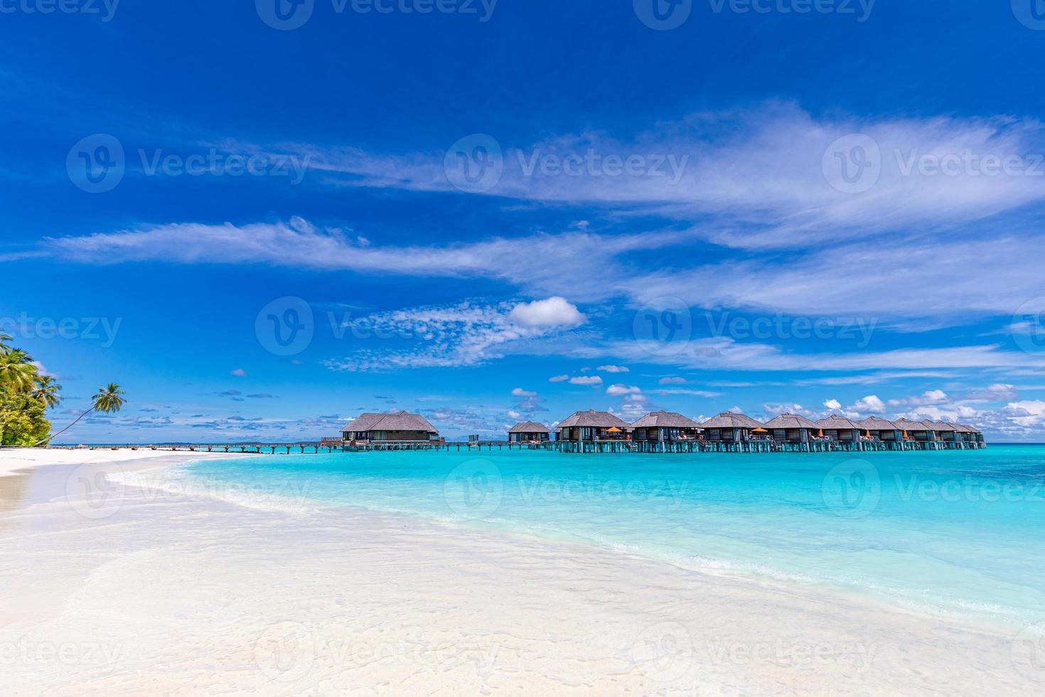 villas sobre el agua en la laguna tropical azul. vistas infinitas al mar con horizonte y lujosas villas o bungalows sobre el agua, maldivas o polinesia francesa foto