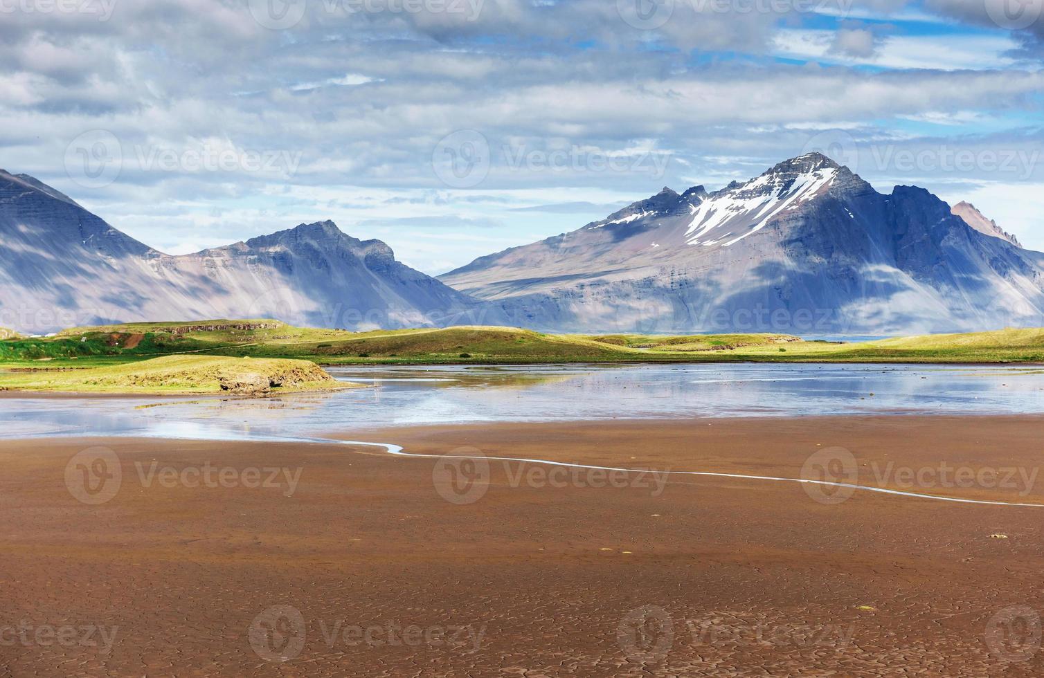 parque nacional del valle landmannalaugar. en las suaves laderas de las montañas hay campos de nieve y glaciares. Islandia magnífica en el verano foto