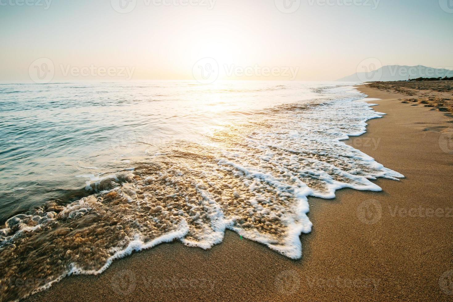 fantástica puesta de sol en la playa. Precioso paisaje foto