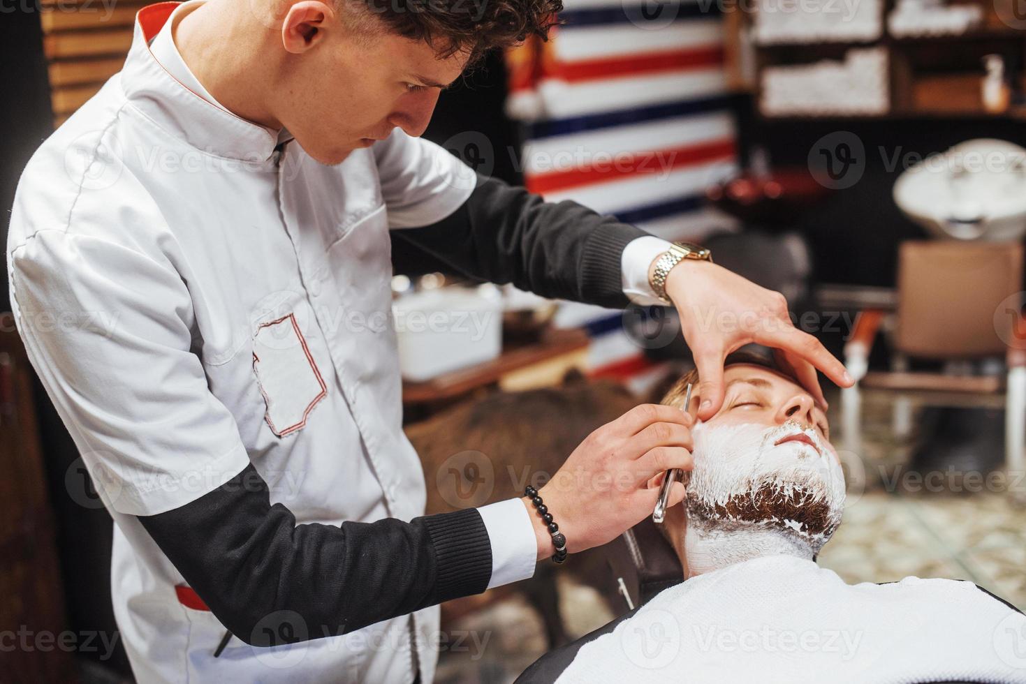 hombre en la barbería cortadora de barba foto