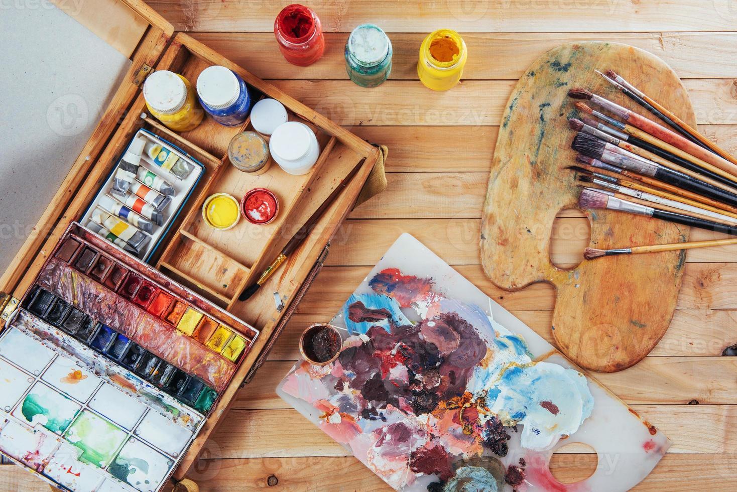 caja de pinturas de acuarela, pinceles de arte sobre lienzo. foto