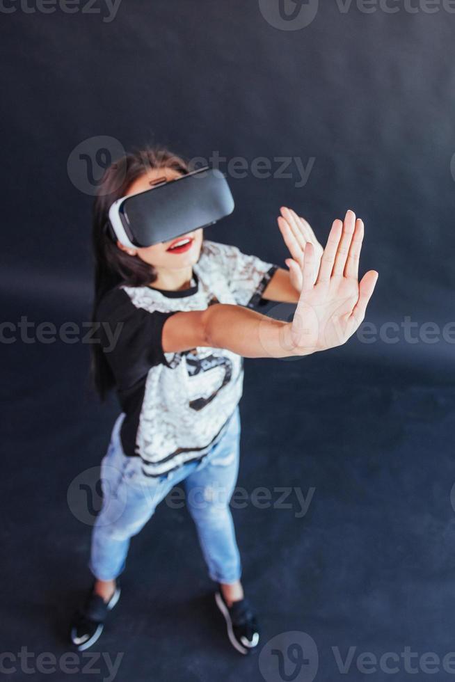 mujer feliz obtiene experiencia en el uso de auriculares de realidad virtual vr-glasses. foto