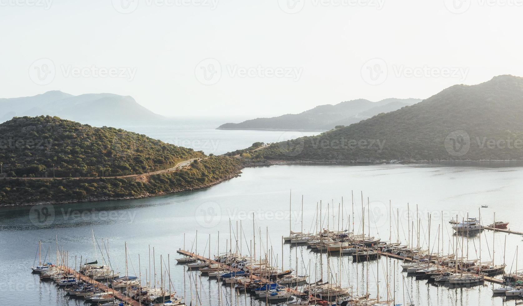 fantásticas vistas de los barcos del muelle en turquía foto