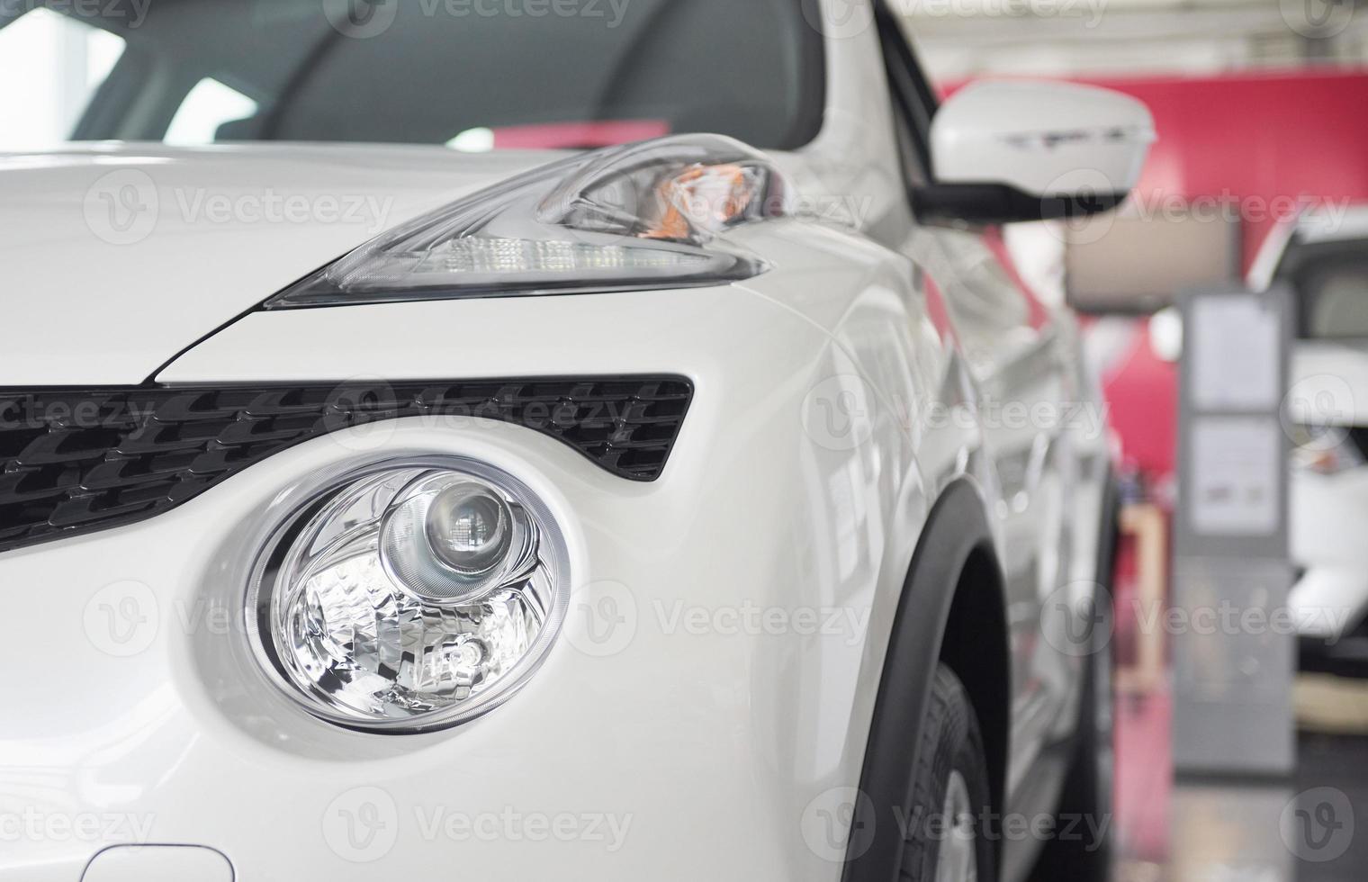 los faros y el capó de un nuevo coche de lujo foto