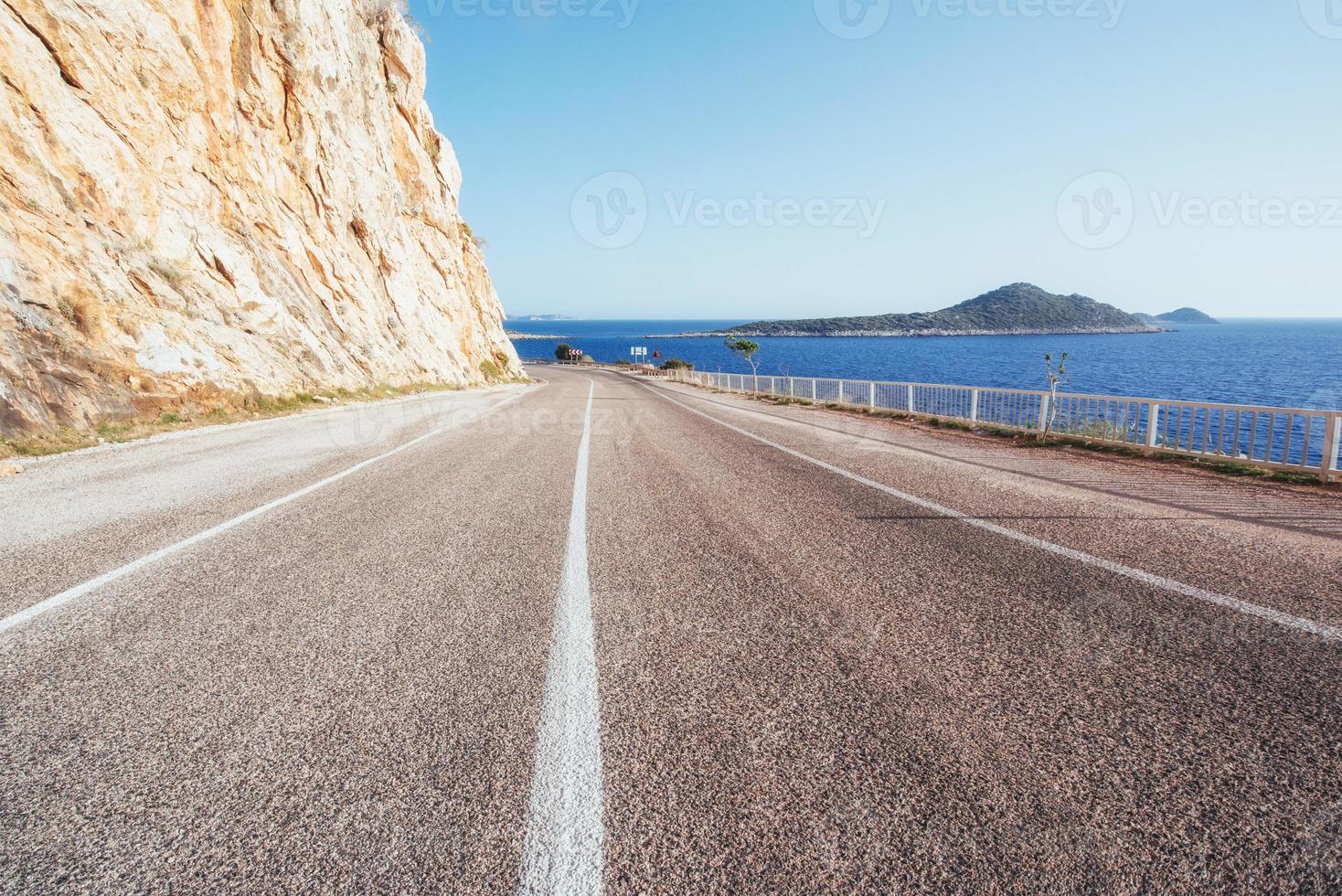carretera asfaltada junto al mar al atardecer. pavo. Europa foto