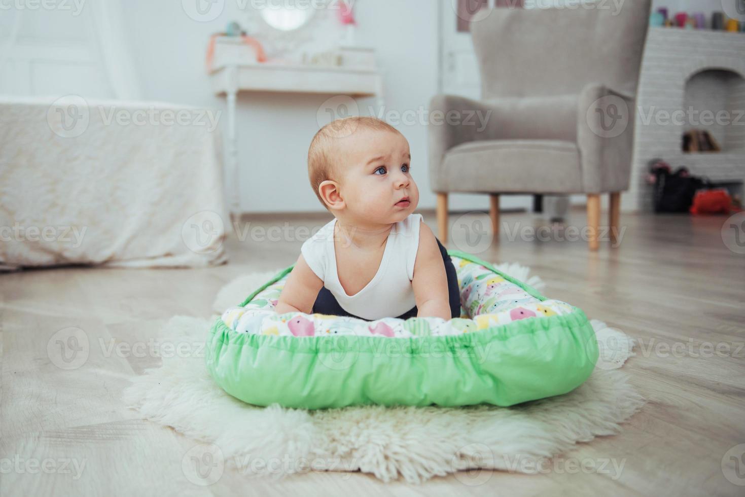 ropa de cama para niños. el bebé duerme en la cama. un pequeño bebé sano poco después del nacimiento. foto