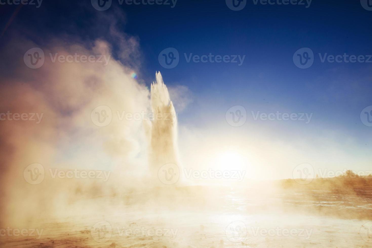 geysers in Iceland. Fantastic kolory.Turysty watch the beauty of the world photo