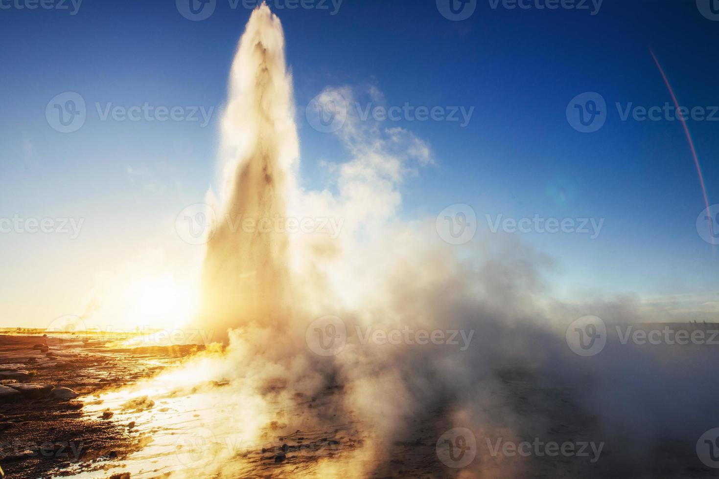 geysers in Iceland. Fantastic kolory.Turysty watch the beauty of the world photo