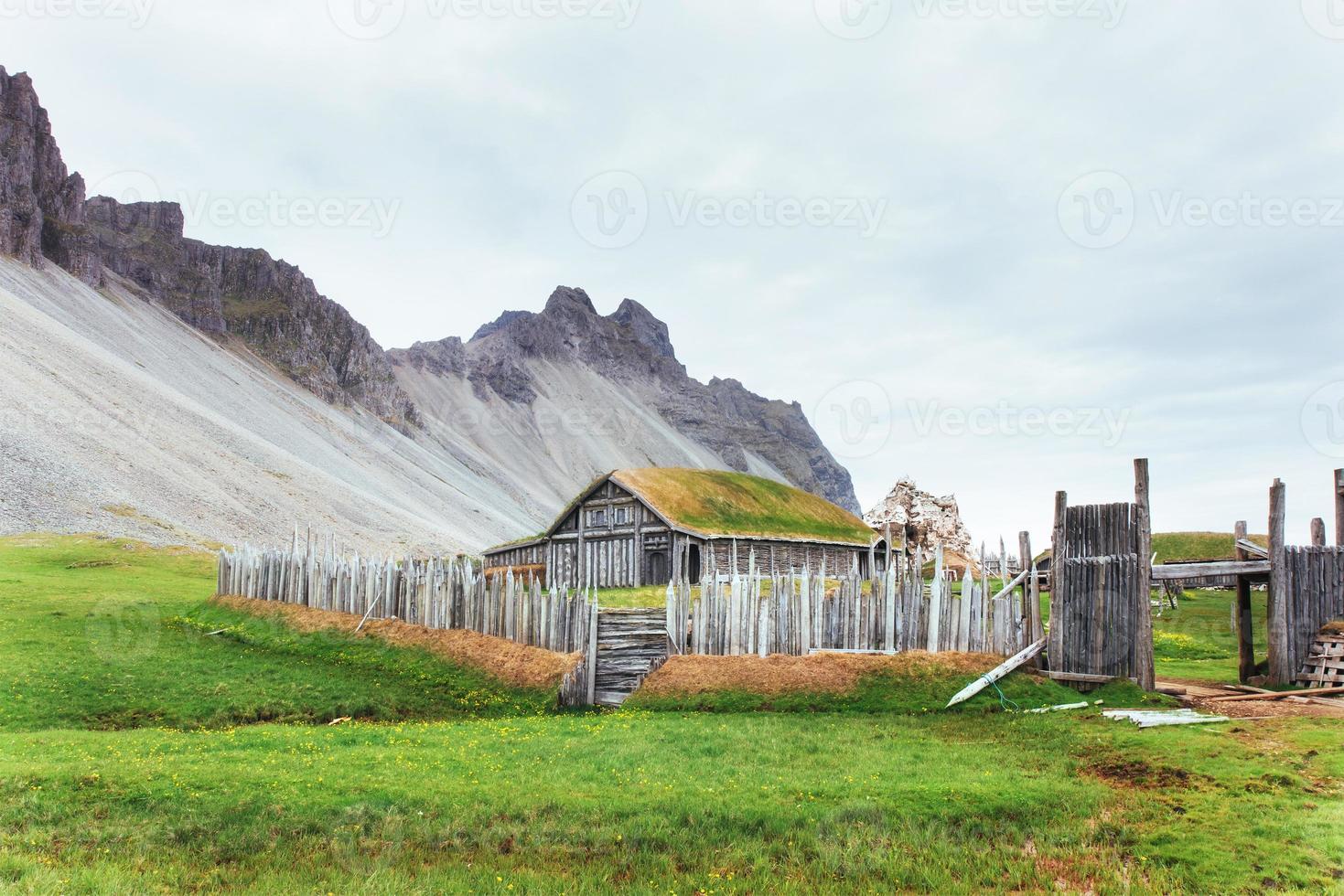 pueblo vikingo tradicional. casas de madera cerca de los primeros asentamientos de montaña en islandia. foto