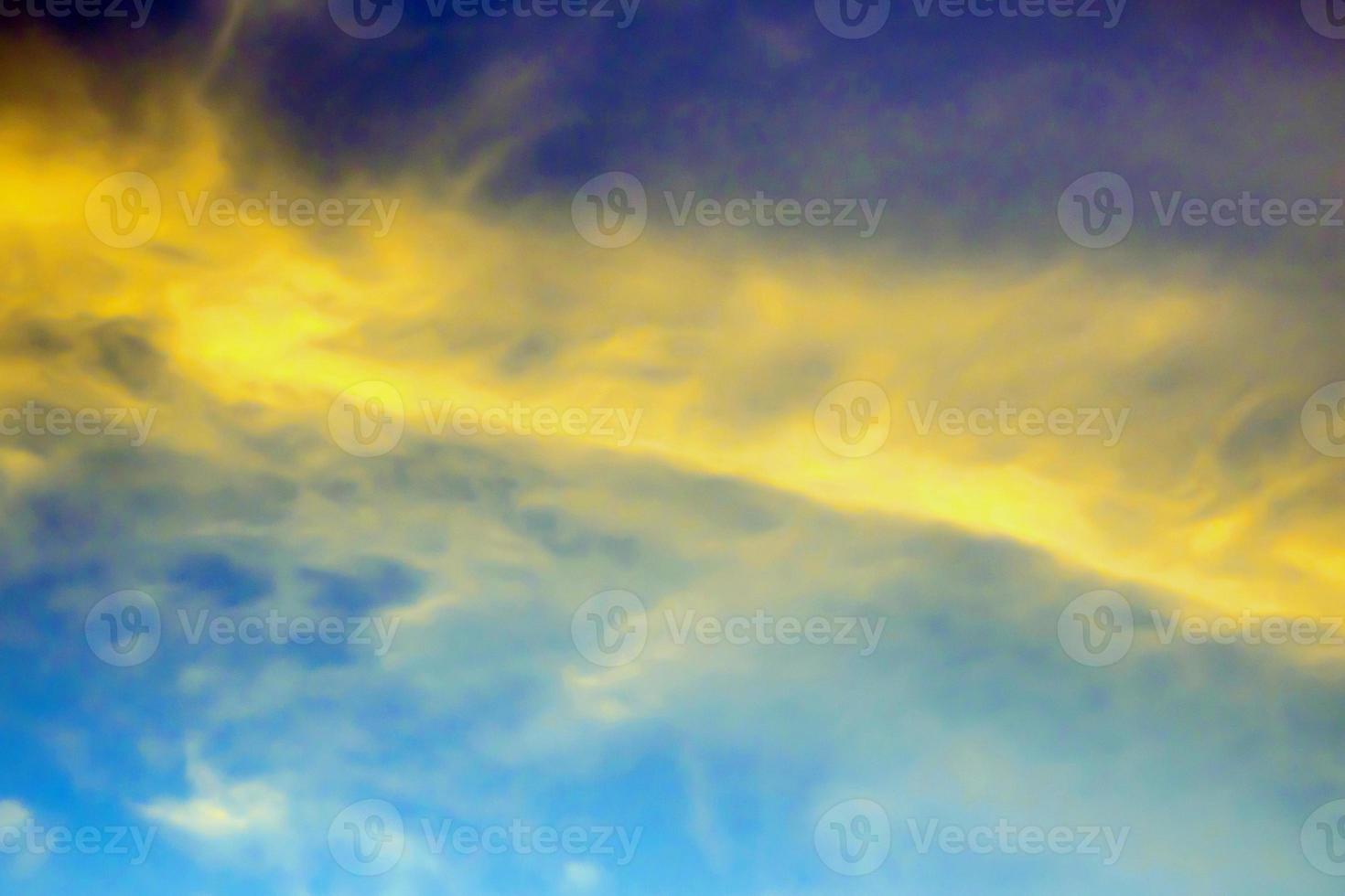 nubes amarillas en el cielo azul foto