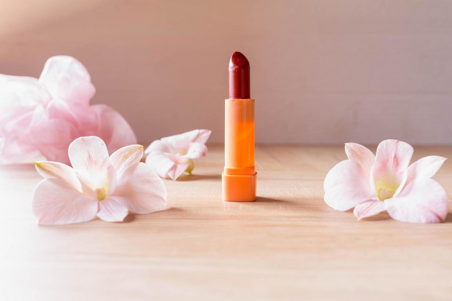 lápiz labial con hermosas flores foto