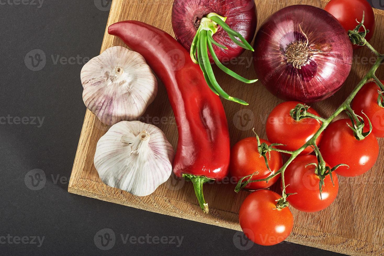 cebolla y ajo y pimientos picantes y tomates foto