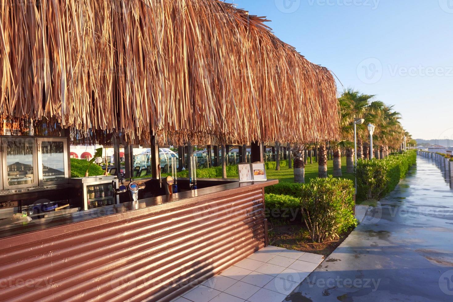 hermoso terraplén para caminar y hacer deporte en alanya turquía. foto