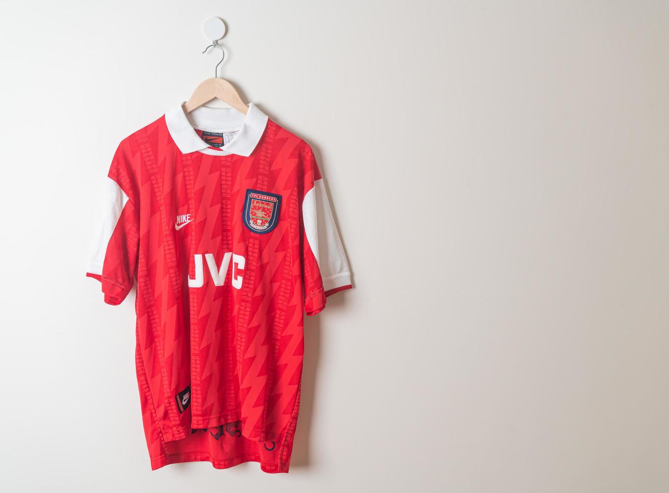 bangkok, tailandia - 18 de enero de 2022 - camiseta retro del arsenal camiseta local temporada 1994-1996 foto