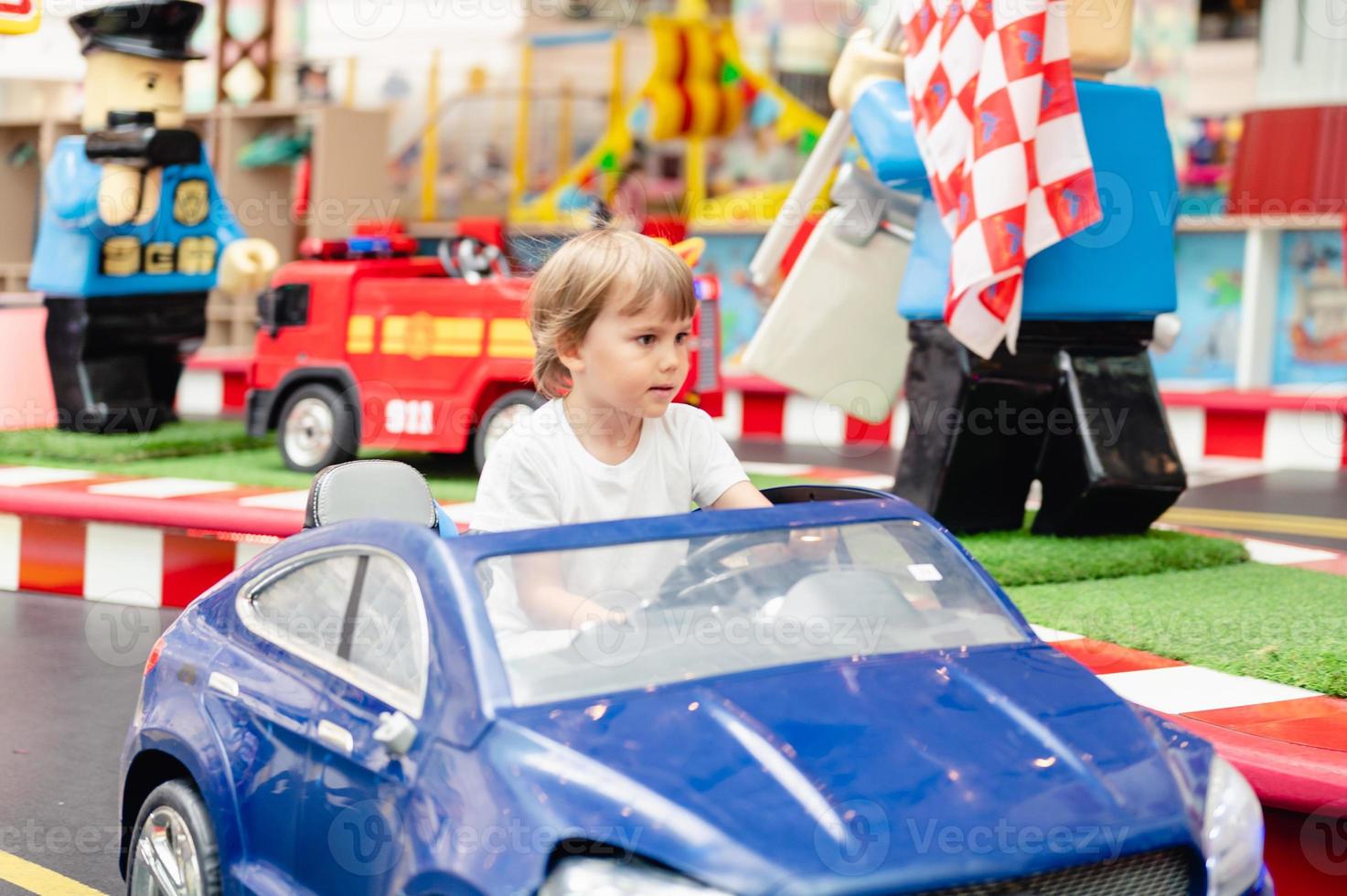 coche eléctrico juguete niño niño foto