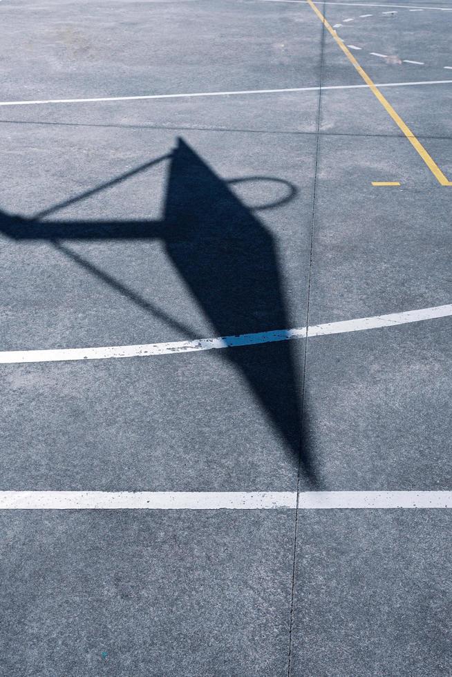 silueta de canasta en la cancha de baloncesto de la calle foto