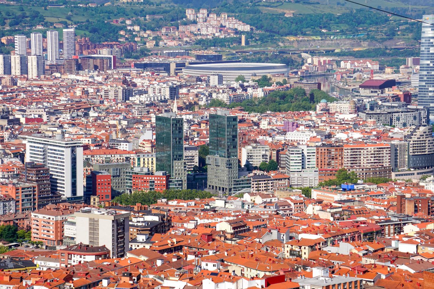 paisaje urbano de la ciudad de bilbao, españa foto