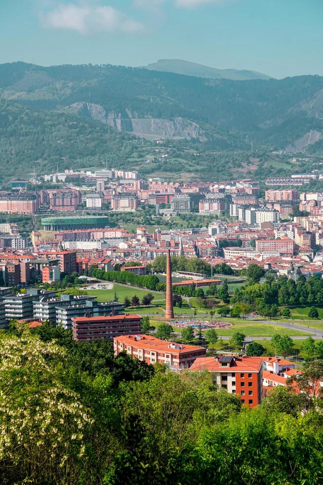 paisaje urbano de la ciudad de bilbao, españa foto