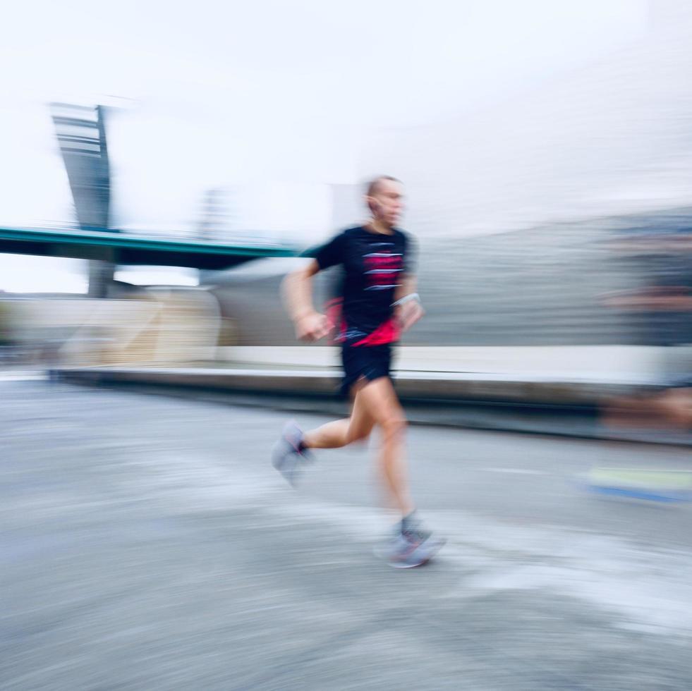 hombre corriendo en la ciudad de bilbao, españa foto