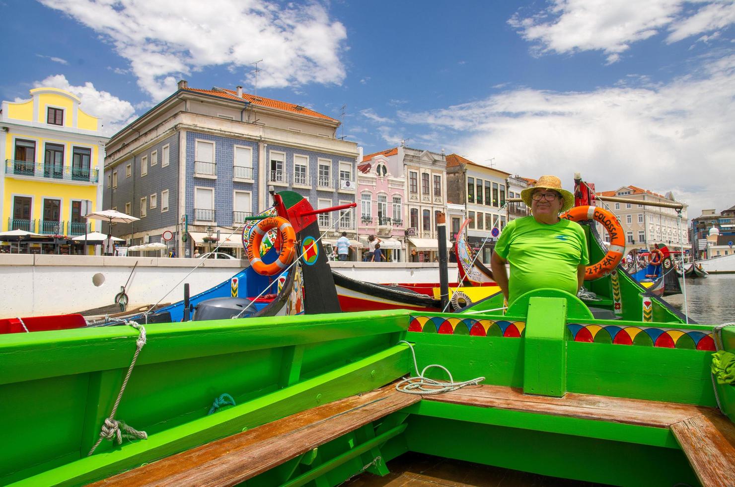 aveiro, portugal - 13 de junio de 2017 barquero en góndola de barco tradicional moliceiro en el río aveiro foto