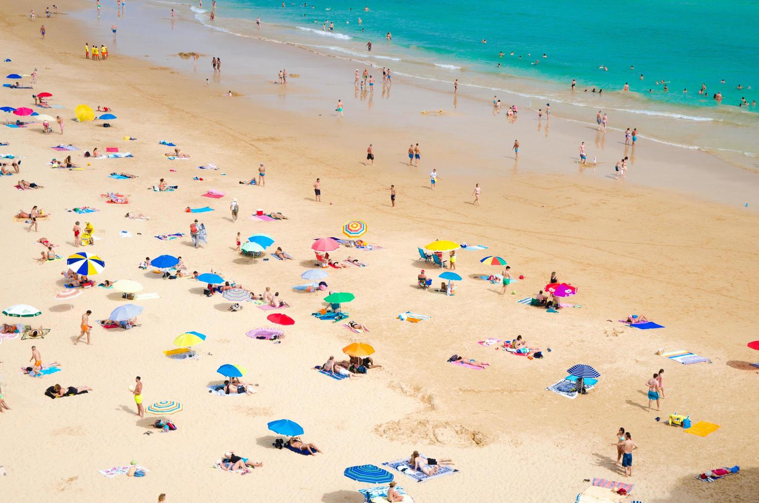 portimao, algarve, portugal, 19 de junio de 2017 playa praia de rocha con turistas y sombrillas de colores foto