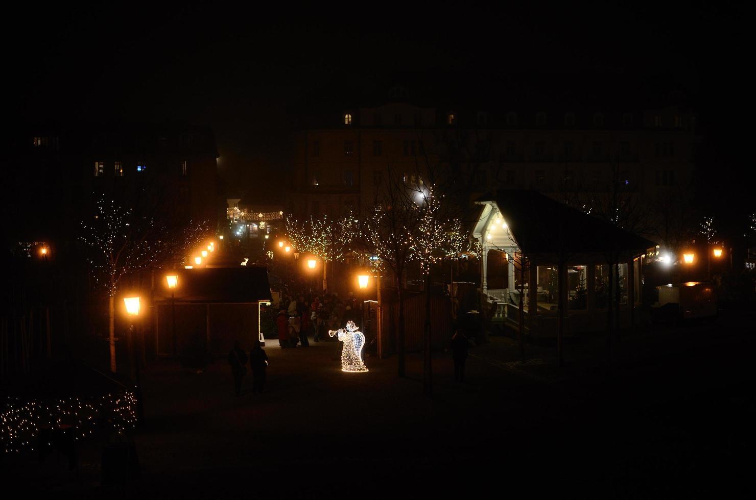 mercado navideño con iluminación foto