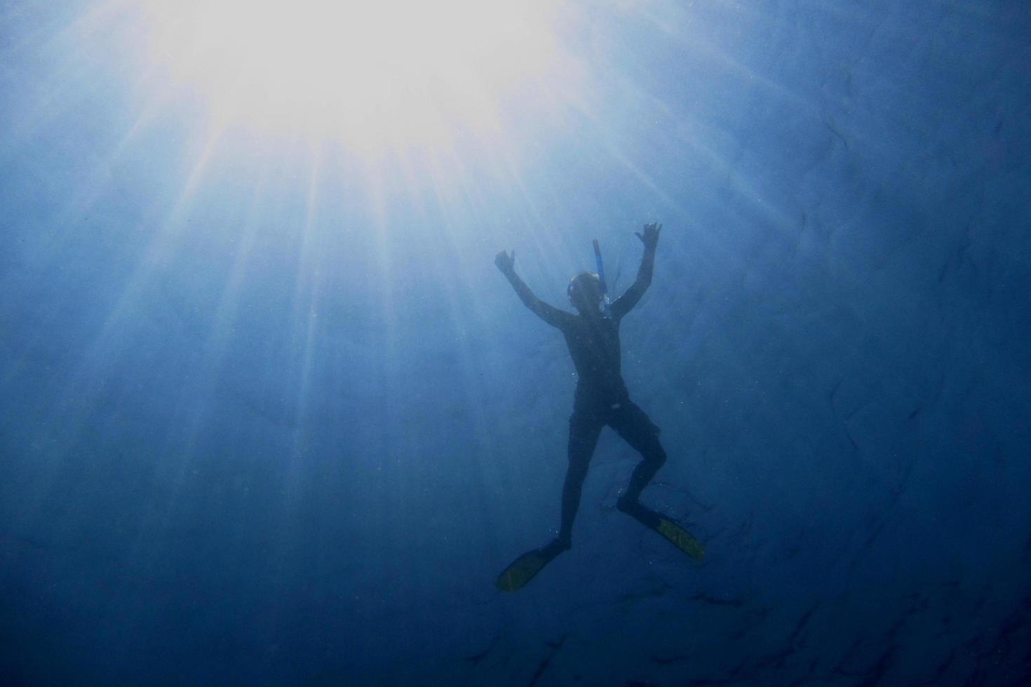 snorkel with sun rays photo