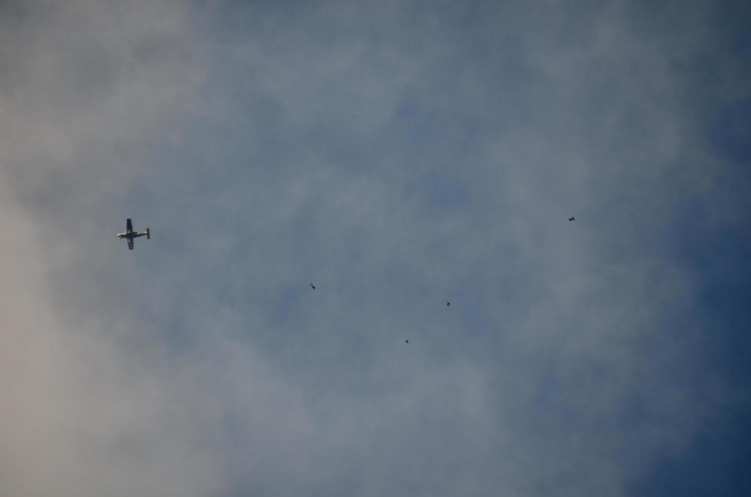 avion con paracaidista foto