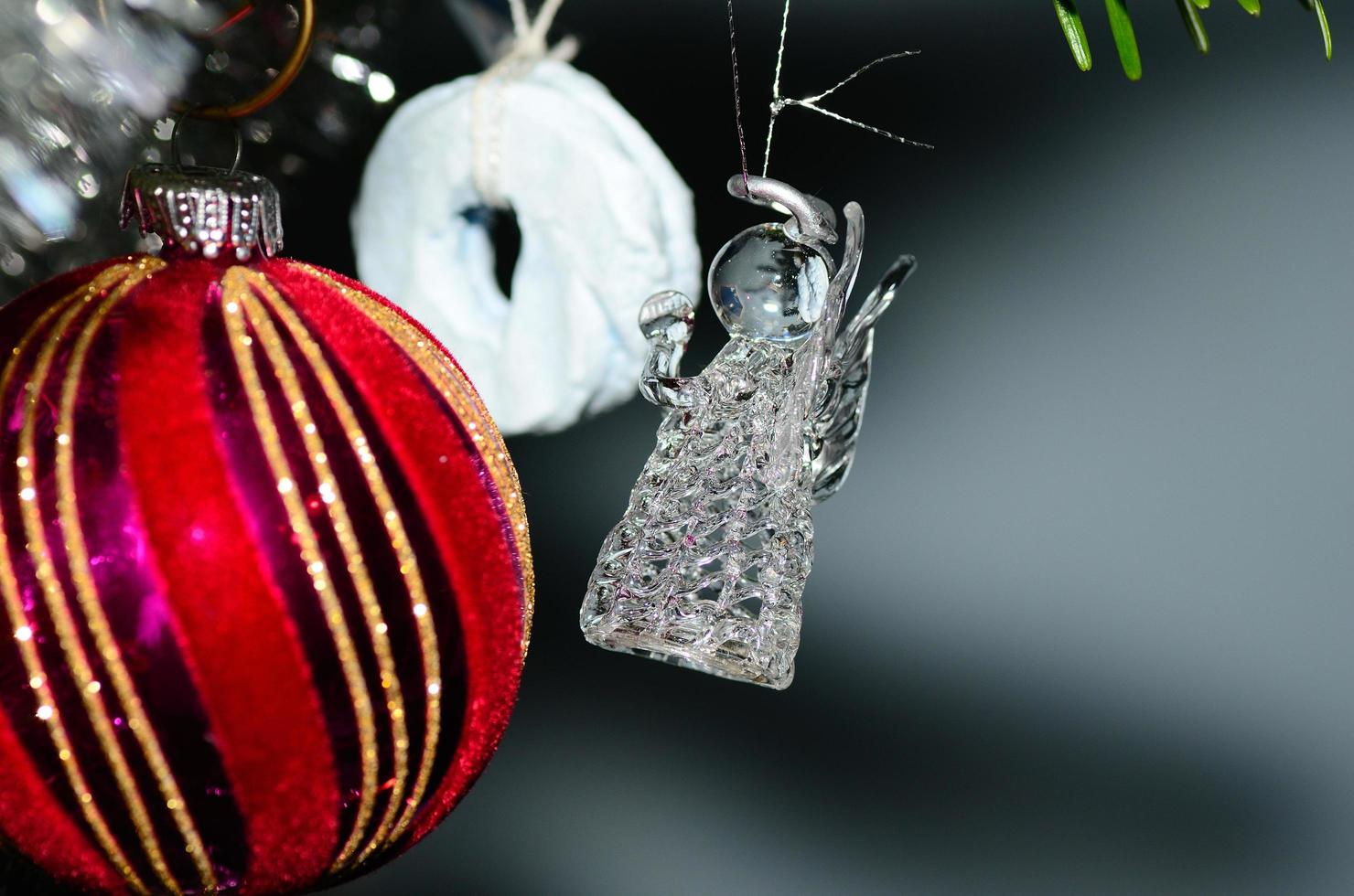 ángel de cristal en el árbol de navidad foto