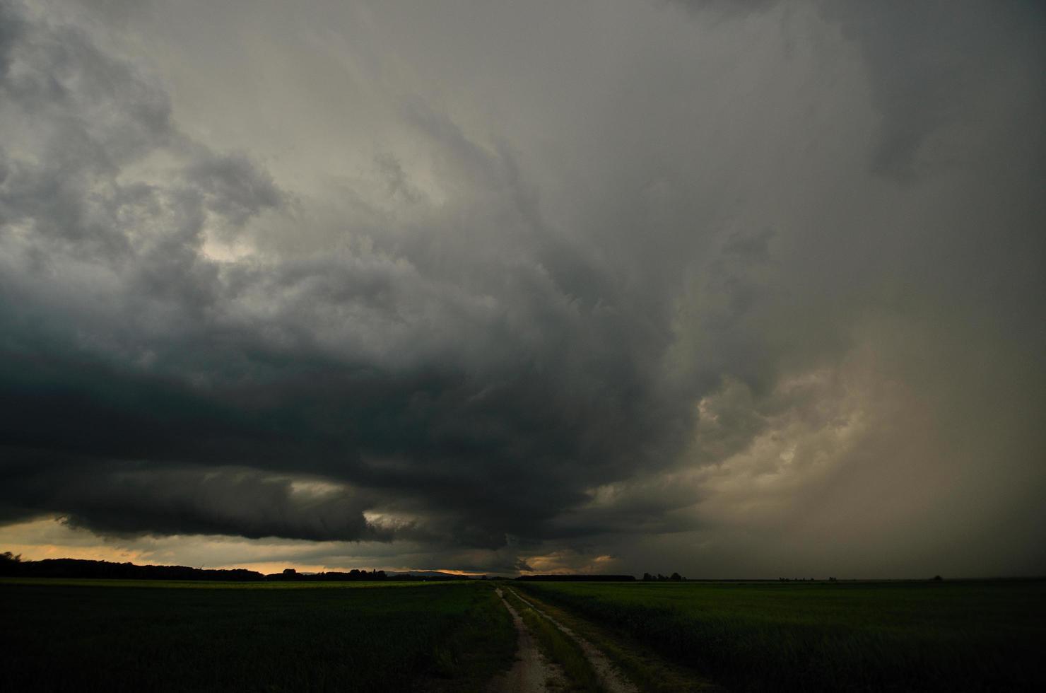 nubes de tormenta oscuras foto