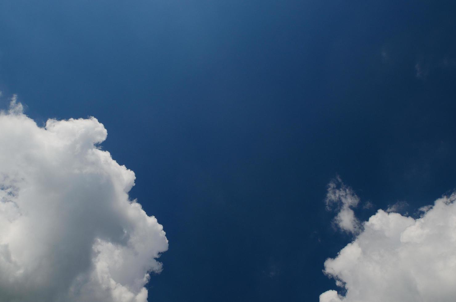 nubes blancas a izquierda y derecha foto