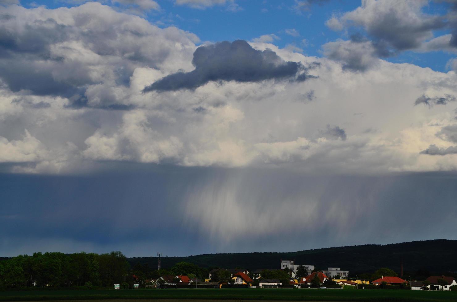 pueblo con nubes y lluvia foto