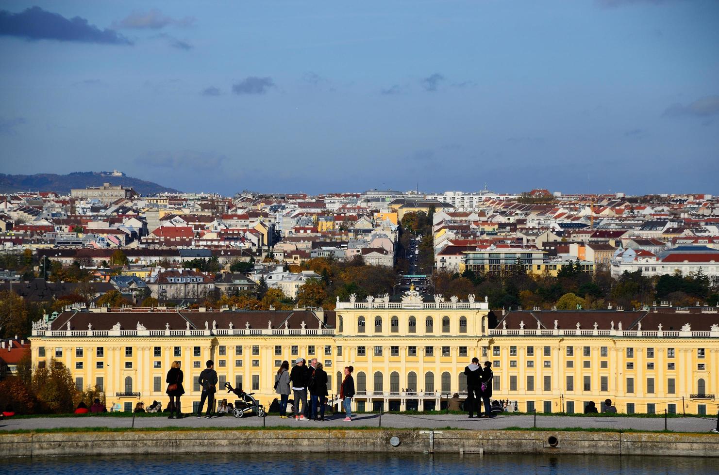 castillo en viena con gente foto