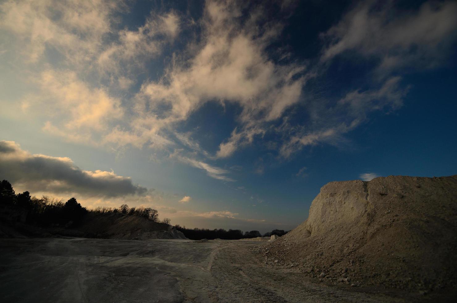 puesta de sol en el descanso de piedra caliza foto