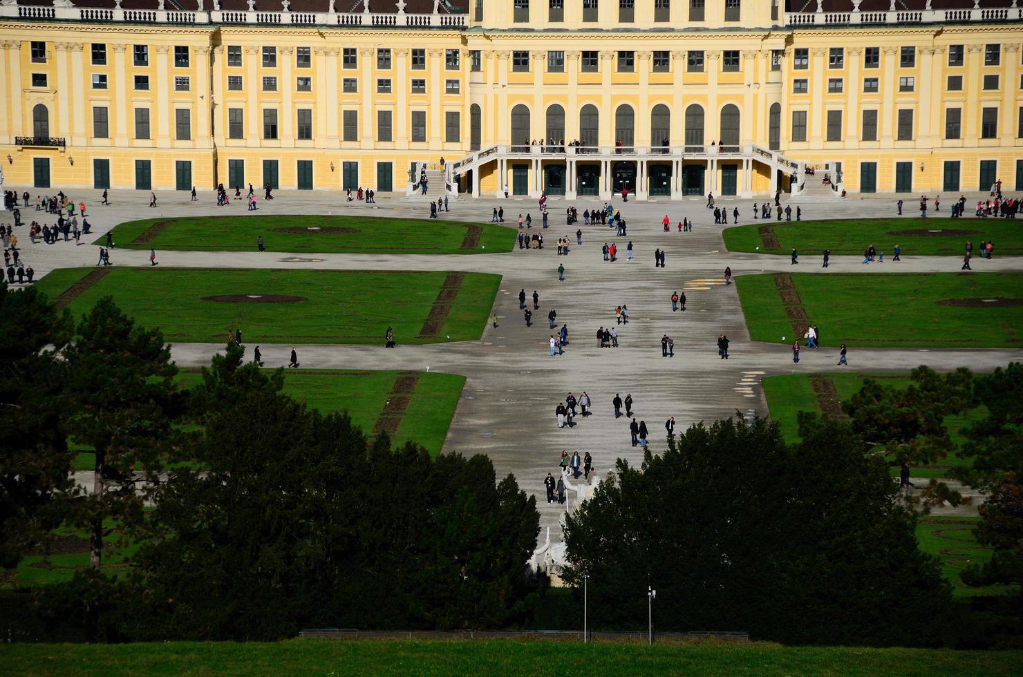 castillo en viena con muchos turistas foto