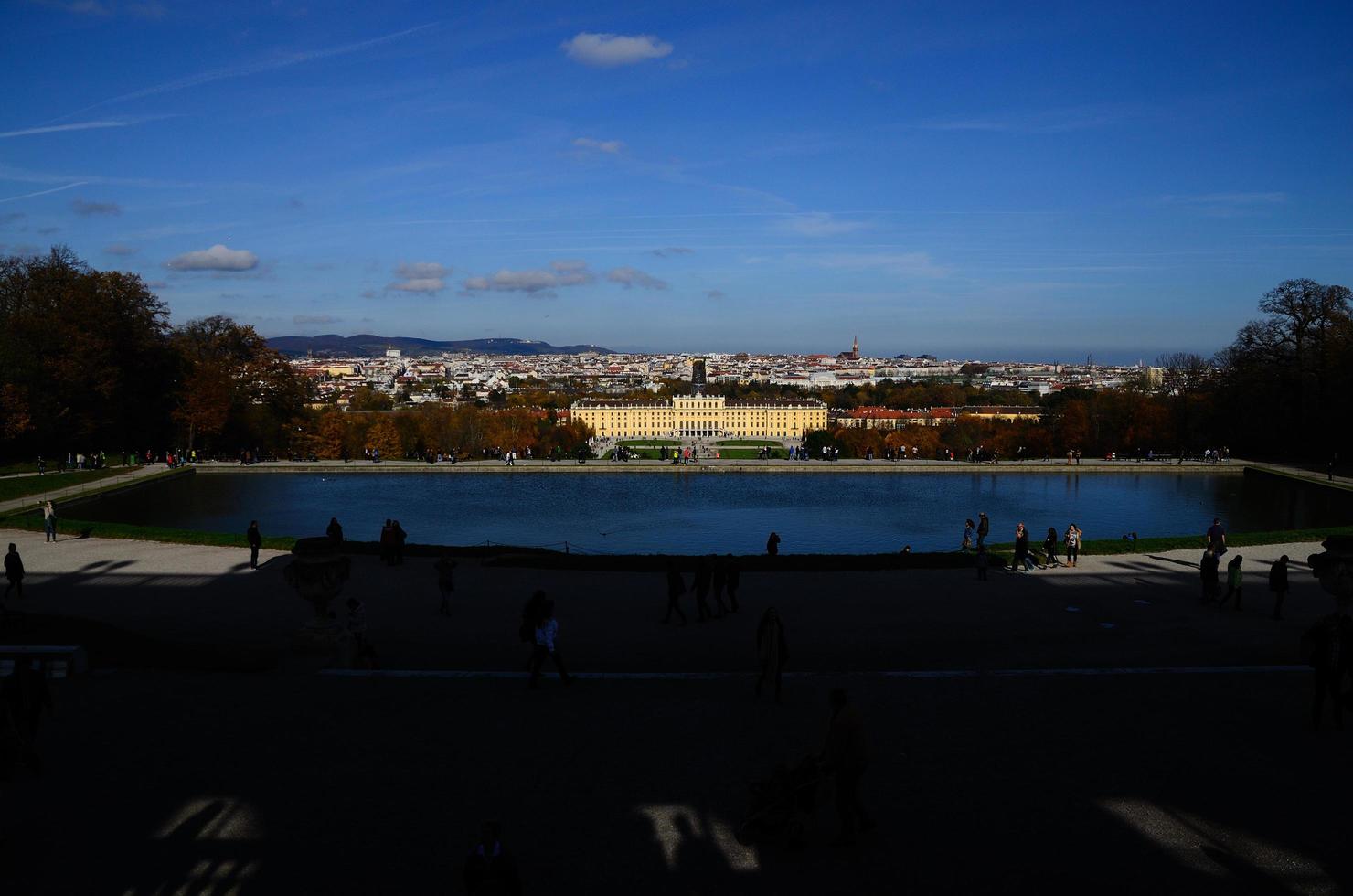 palacio de schoenbrunn en viena con estanque foto