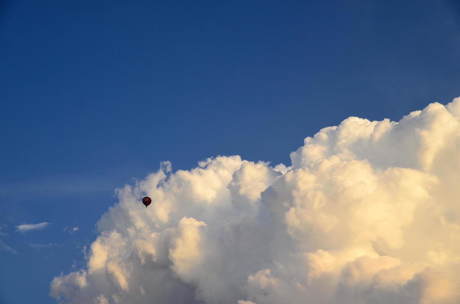 globo y nube blanca foto