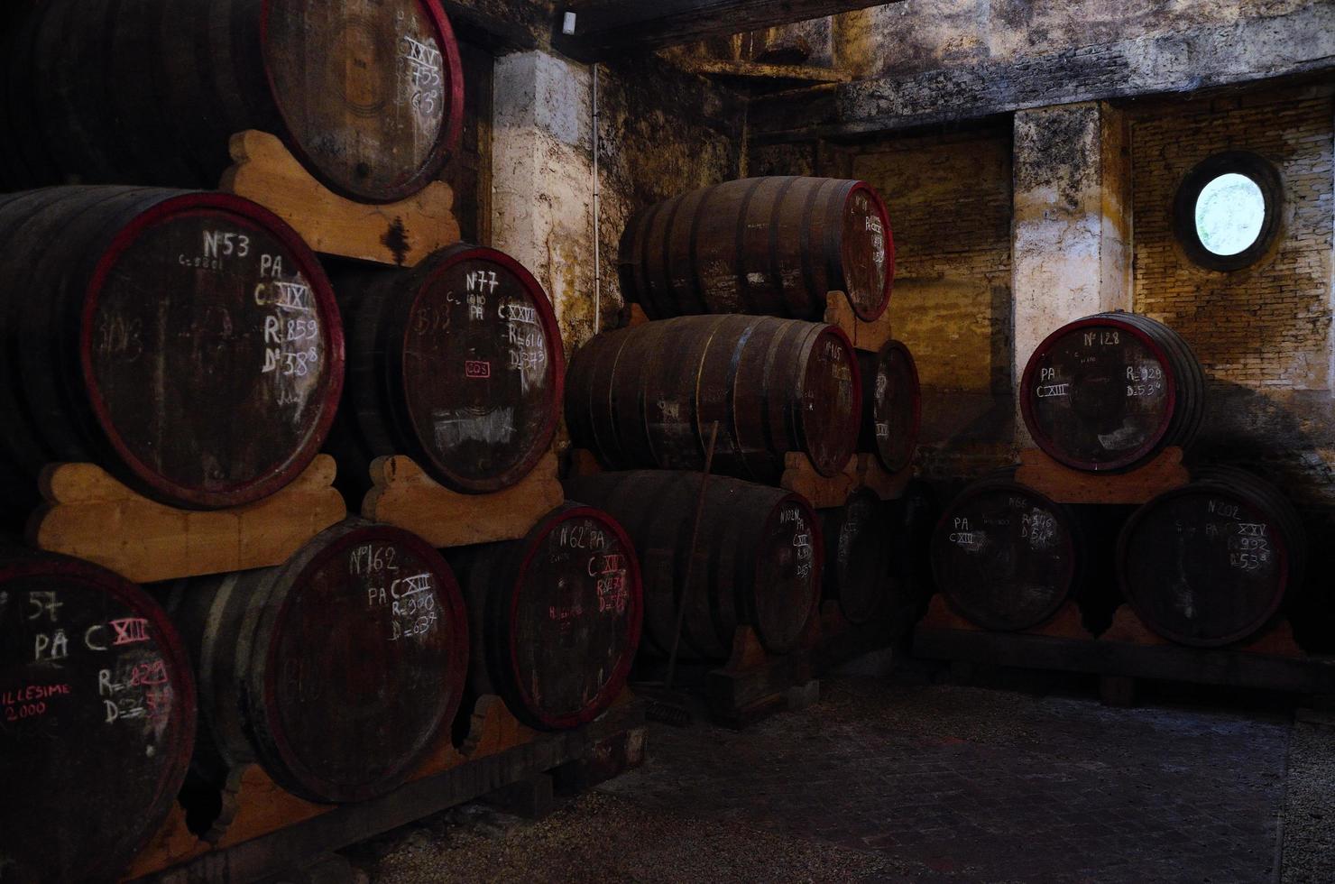 muchos viejos barriles en bodega foto