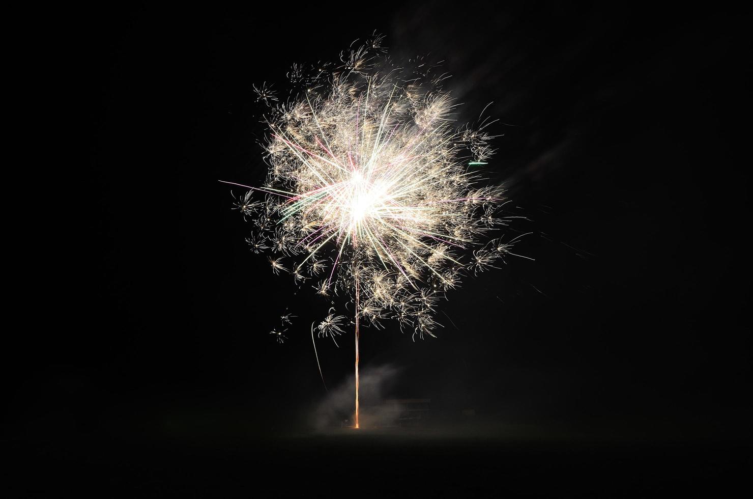 delicados fuegos artificiales blancos foto