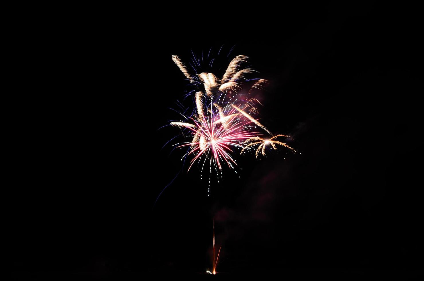 fuegos artificiales rojos solos en la noche en una fiesta foto