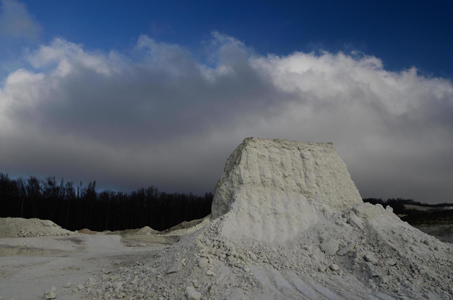 ruptura de piedra caliza y nubes blancas foto