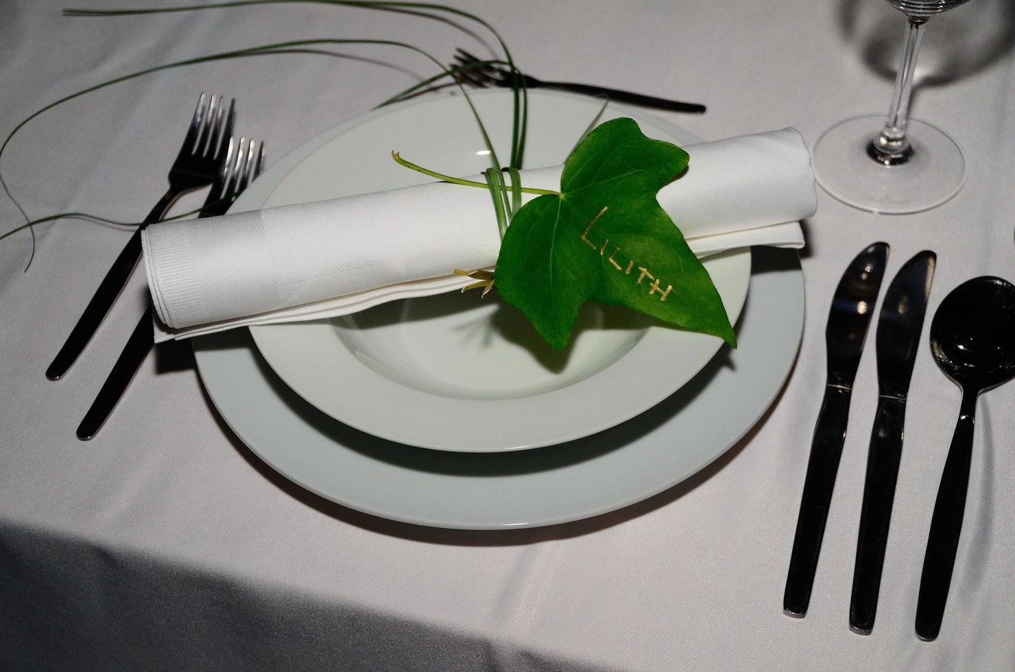 wedding place setting with green leaf photo